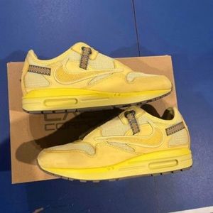 Travis Scott x Airforce 1 “Saturn gold”